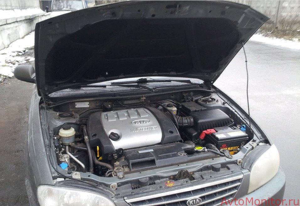 Внешний вид подкапотного пространства автомобиля Kia Spectra