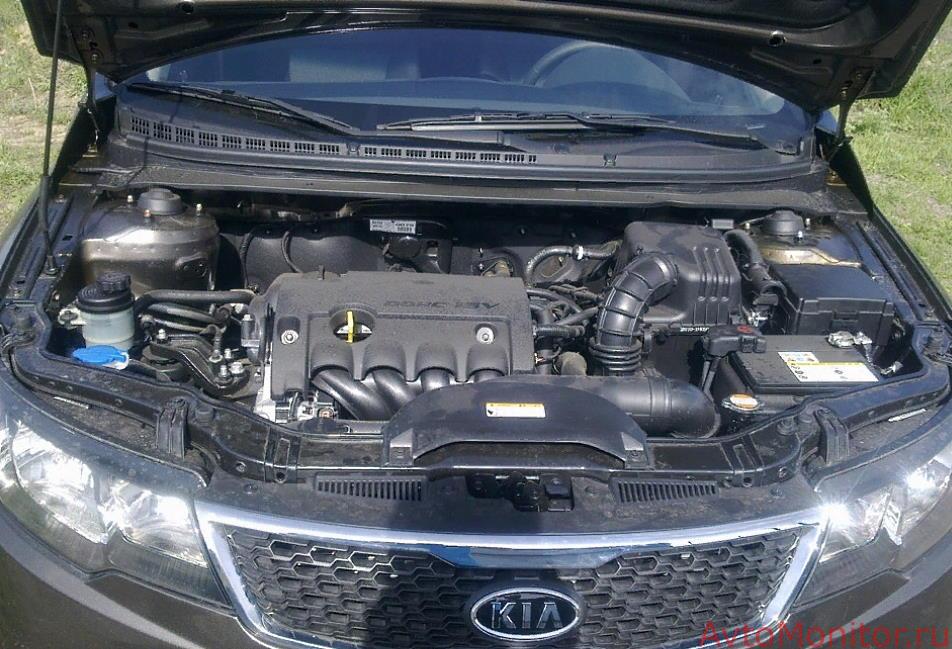 Открытый капот Kia Cerato 2