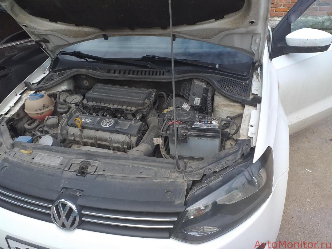 Открытый капот на Volkswagen Polo 5