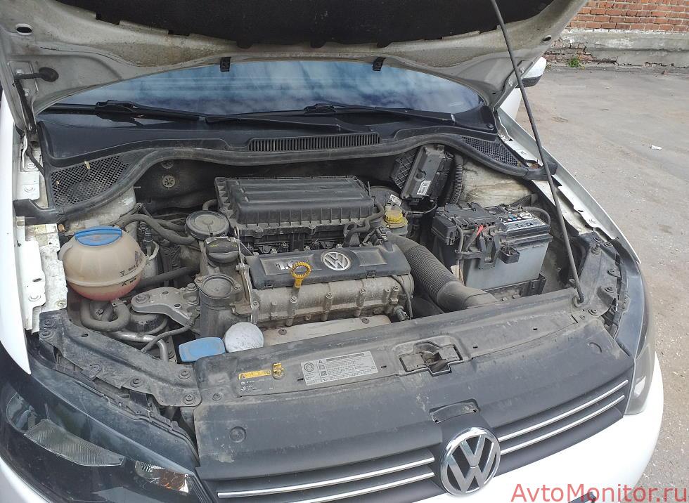 Открытый капот VW Polo 5