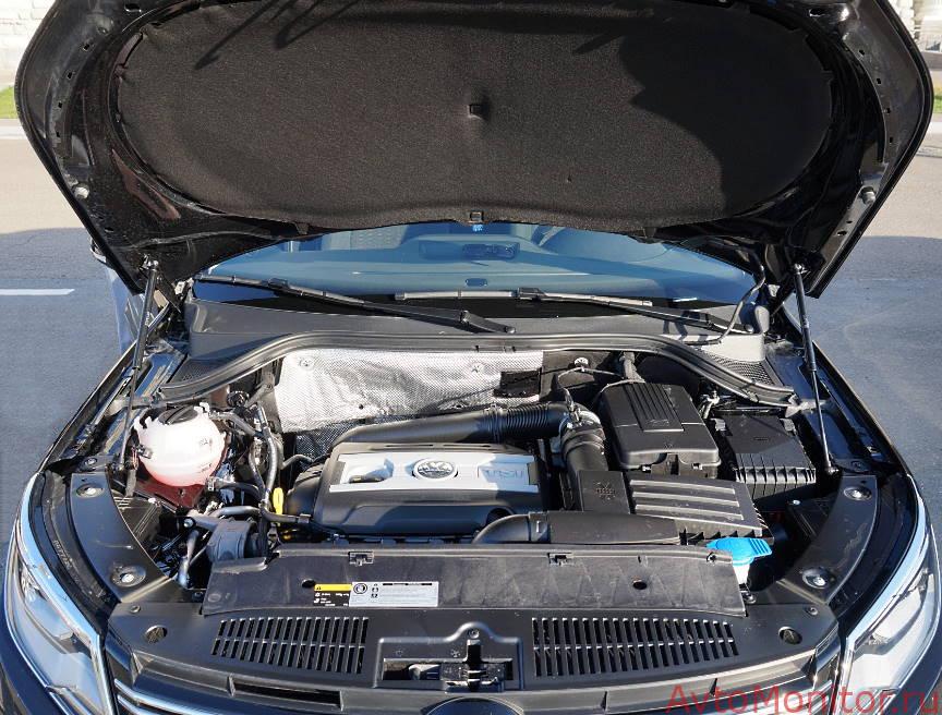 Открытый капот на VW Tiguan I