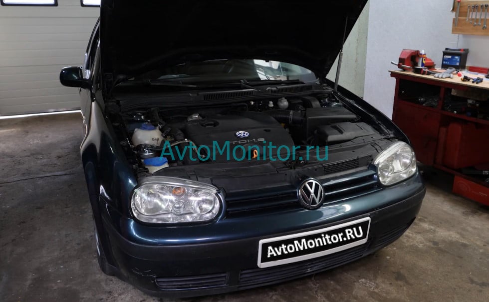 Открытый капот Volkswagen Golf 4