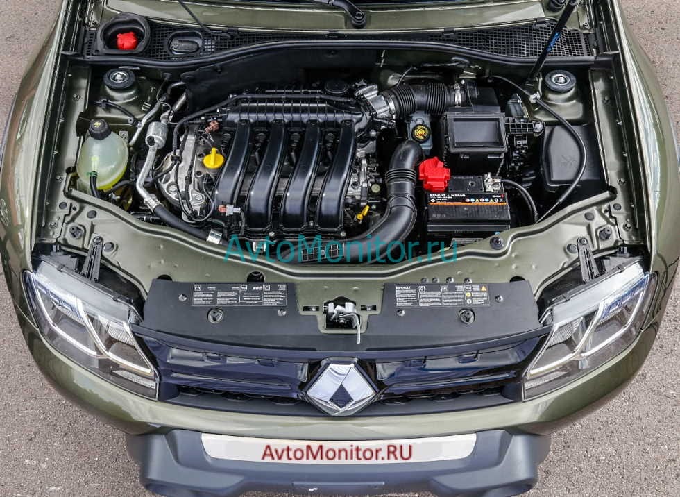 Открытый капот Рено Дастер