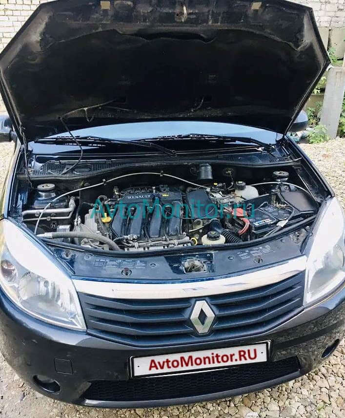 Внешний вид Рено Сандеро с открытым капотом