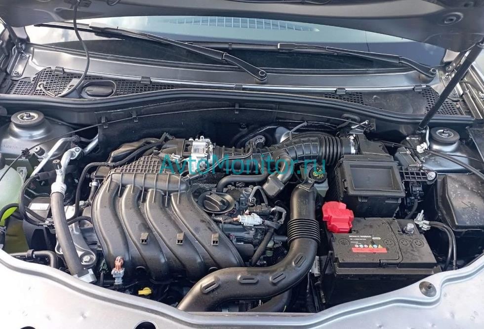 Открытый капот на Nissan Terrano 3