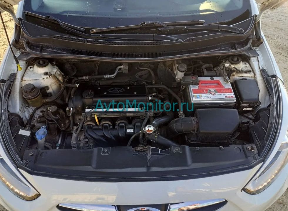 Внешний вид открытого капота на Hyundai Solaris